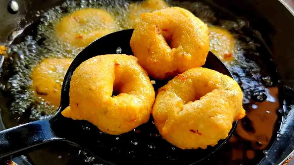 Simple Uzhunnu Vada Recipe (Medu Vada)